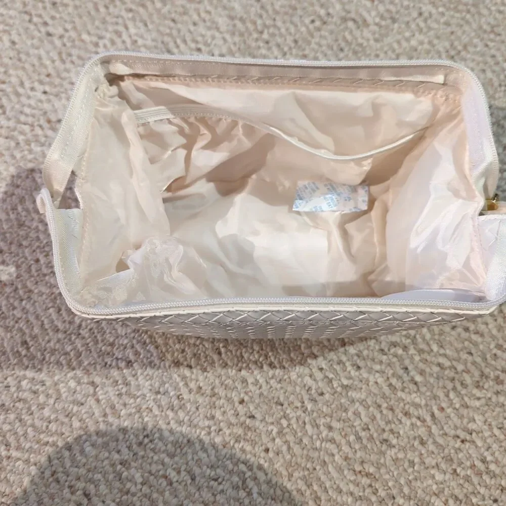 Von Maur Cosmetic Makeup Toiletry Bag Travel Beige Weave Zip Pocket